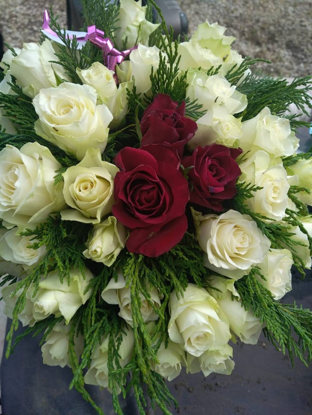 bouquet-roses-blanches-rouges